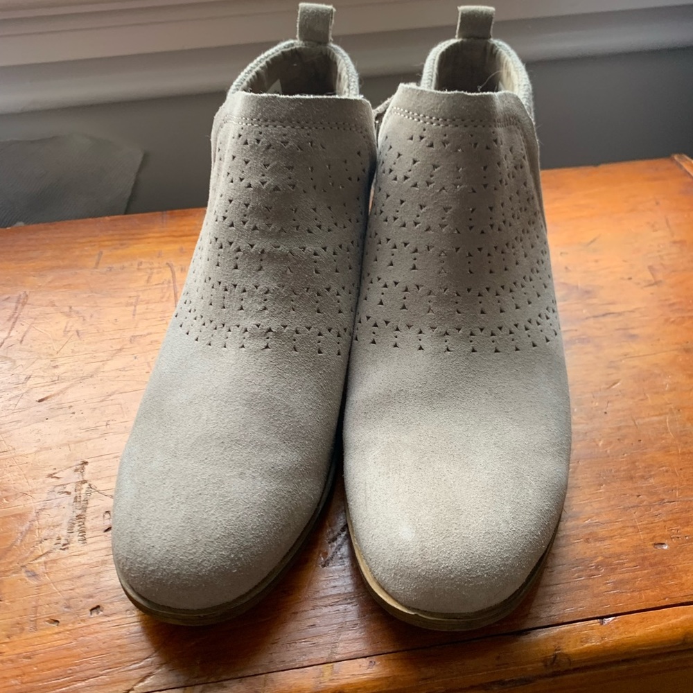 TOMS size 8.5 Deia booties in taupe